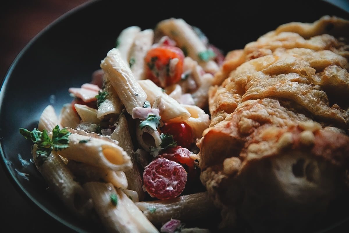Kinkku-pastasalaatti ja juustopatonki
