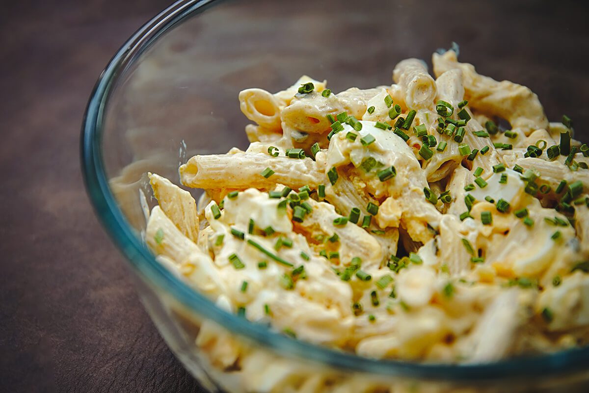 Paholaisen pasta-munasalaatti